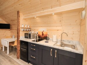 Fridge, electric kettle, toaster, cookware/dishes/utensils - The Stag - Crossgate Luxury Glamping (Penrith)