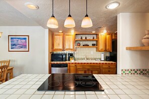 Fridge, microwave, oven, stovetop - EVERYTHING You Love Right Here, Blocks From Downtown (Santa Fe)