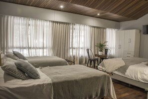 Familjerum - privat badrum | Värdeförvaringsskåp på rummet, gratis wi-fi och sängkläder