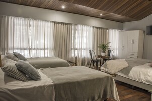 Habitación familiar, baño privado | Caja fuerte, wifi gratis, ropa de cama