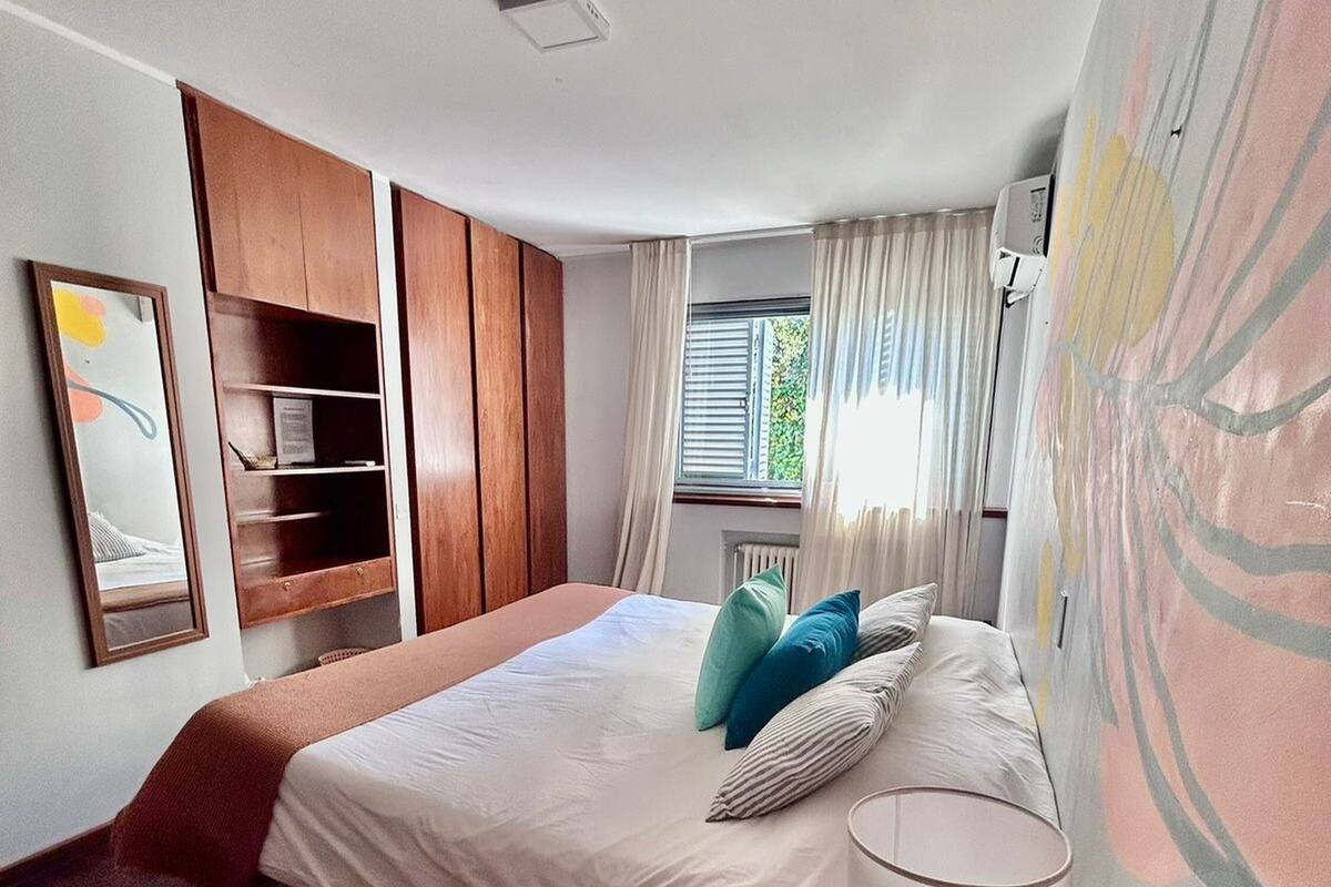 In-room safe, WiFi (free), bed sheets