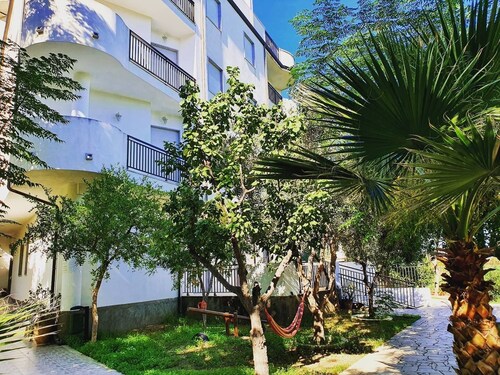 Studio apartment with garden - 2 min from the beach
