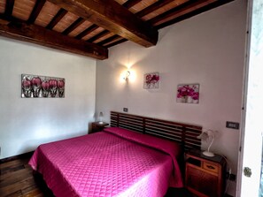 Eenvoudige tweepersoonskamer, 1 slaapkamer | Verduisterende gordijnen, beddengoed