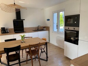 Réfrigérateur, micro-ondes, four, plaque de cuisson