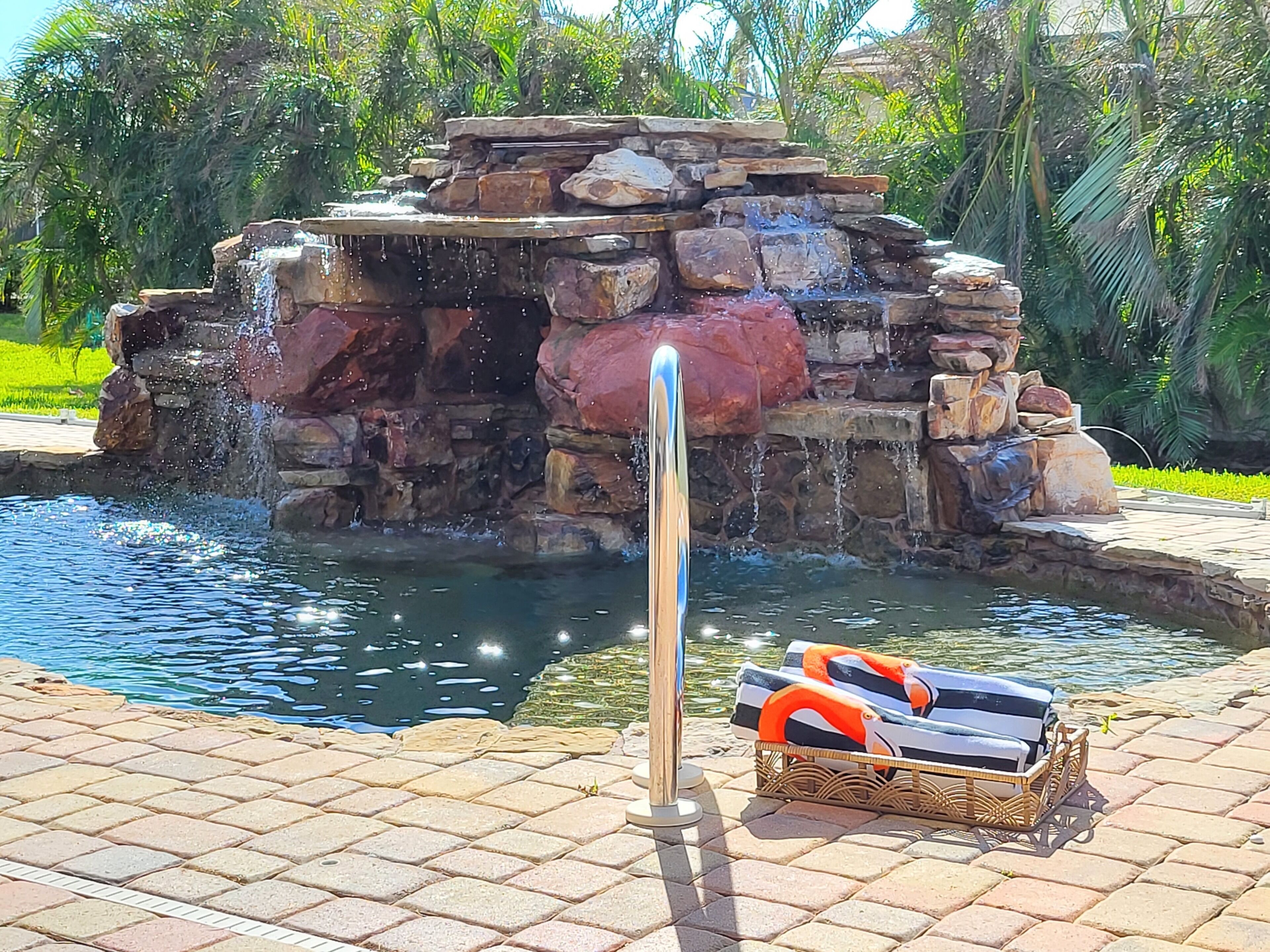 Sunny Southside Heated Waterfall Pool/HotTub/Covered Lanai