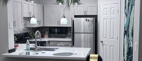 Refrigerador, microondas, horno y parrilla de estufa