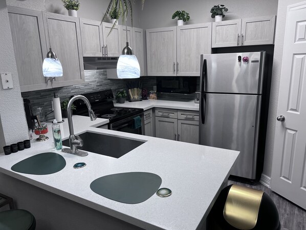 Refrigerador, microondas, horno y parrilla de estufa