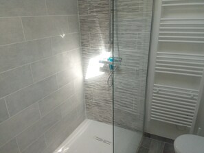 Shower, towels, toilet paper - 1 Bedroom Private vacation home in Lembras (Lembras)