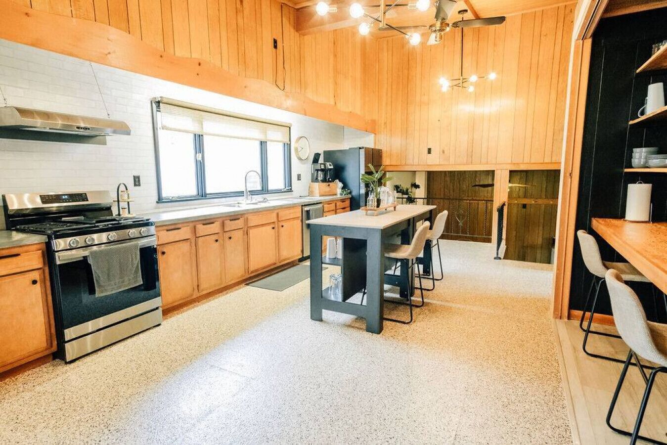 Canyon Creek Lodge *pool table* Fire pit