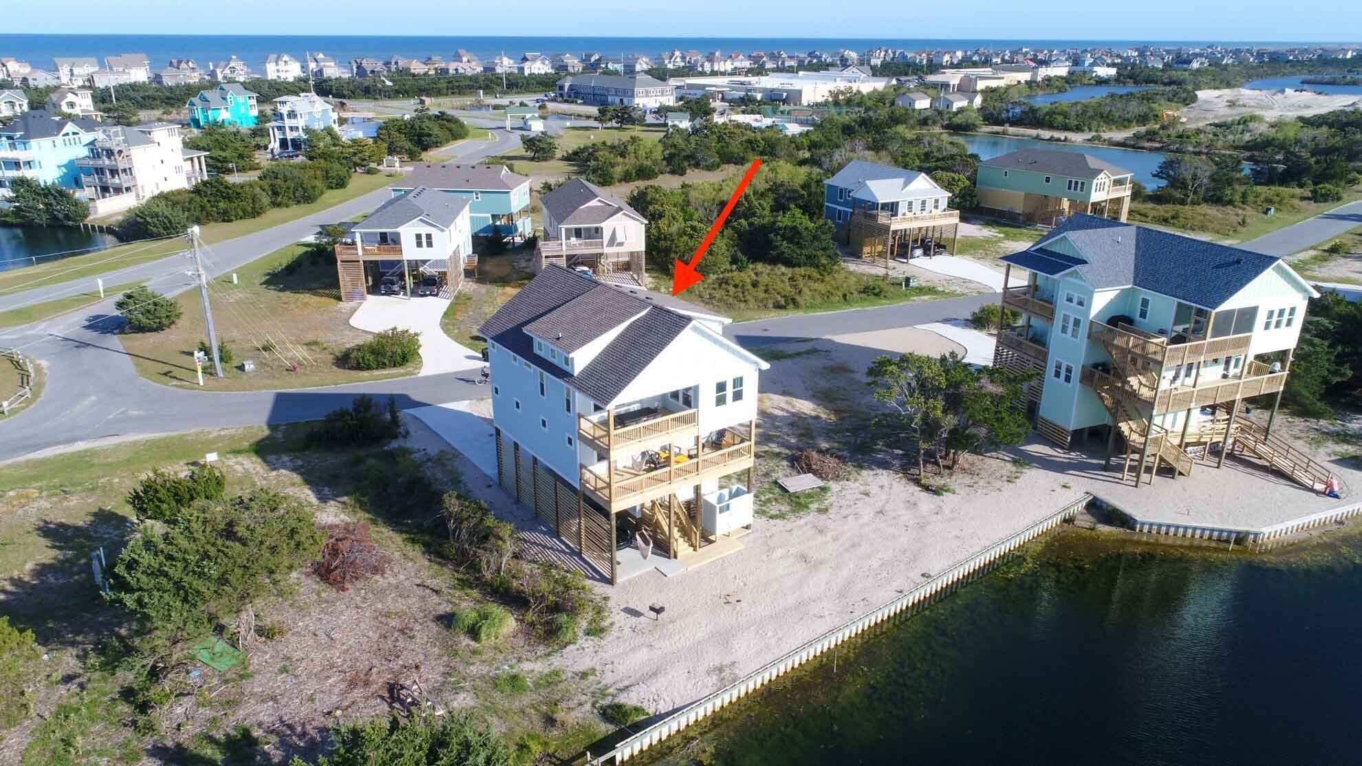 Un quartier résidentiel situé sur la côte, où les maisons sont dotées de balcons et offrent une vue sur le littoral.