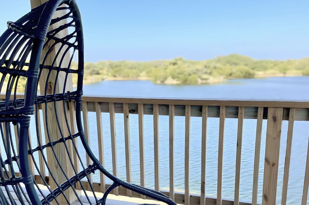 Playroom, Basketball & Pool; Lakefront w/ Sound & Sunset Views; Dog Friendly