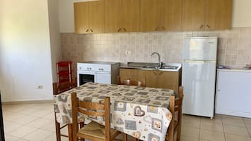 Køleskab, ovn, kaffe-/temaskine, køkkentøj/tallerkener/redskaber