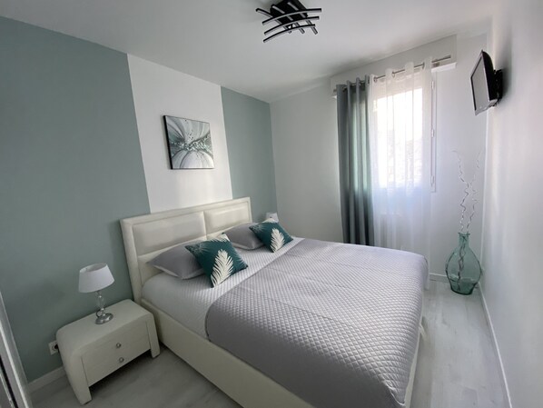 1 habitación, tabla de planchar con plancha y cuna de viaje 