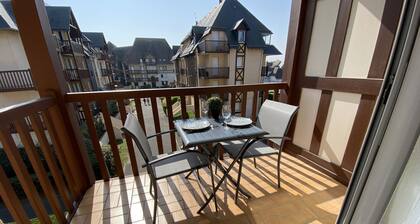 Beautiful new bright apartment facing south 100 m from the beach direct access