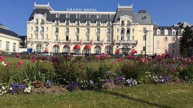 Un grand bâtiment d’hôtel sur lequel on peut clairement lire l’inscription « GRAND HOTEL ».