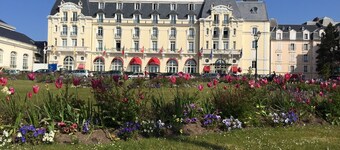 Beautiful new bright apartment facing south 100 m from the beach direct access