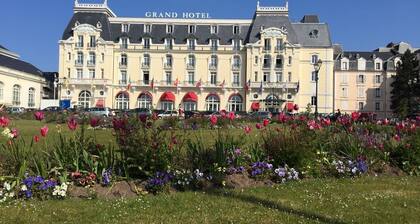 Beautiful new bright apartment facing south 100 m from the beach direct access