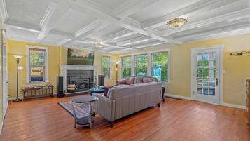 Smart-TV, Kamin, DVD-Player, Bücher