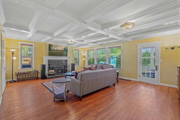 Smart TV, fireplace, DVD player, books - Luxury pet friendly estate w/ hot tub and heated pool in the heart of the city (Prince George)