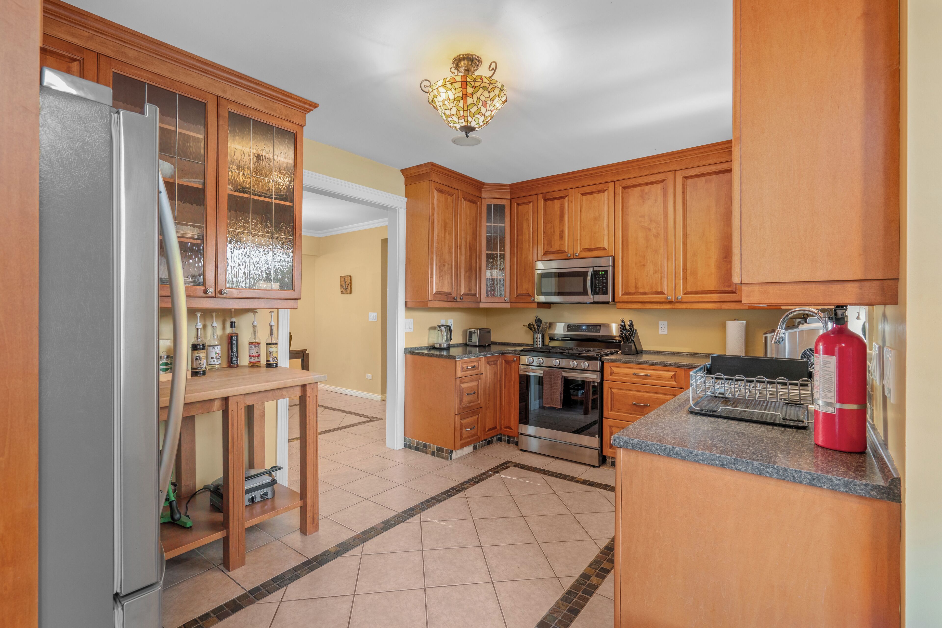 Refrigerador, microondas, horno y parrilla de estufa 