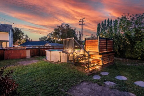 Luxury pet friendly estate w/ hot tub and heated pool in the heart of the city