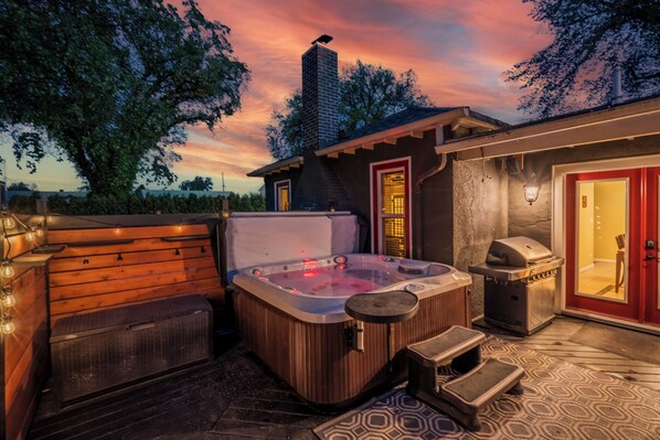 Terrace/patio - Luxury pet friendly estate w/ hot tub and heated pool in the heart of the city (Prince George)