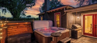 Luxury pet friendly estate w/ hot tub and heated pool in the heart of the city