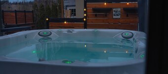 Luxury pet friendly estate w/ hot tub and heated pool in the heart of the city