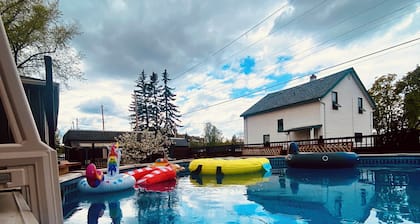 Luxury pet friendly estate w/ hot tub and heated pool in the heart of the city