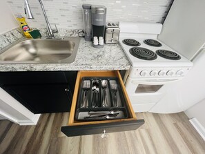 Fridge, microwave, oven, stovetop - *NEW* 1 bed condo centrally located in Pigeon Forge (Pigeon Forge)