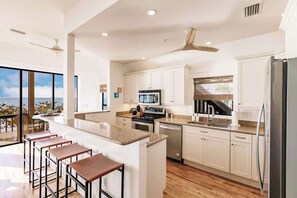Refrigerador, microondas, horno, placa de cocina