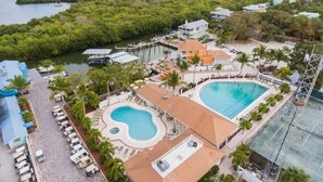A resort with two swimming pools, a dock, and a beach area. - Beachfront🌊3 KING suites & bunk room🛏️Pet Friendly🐾 (Captiva)