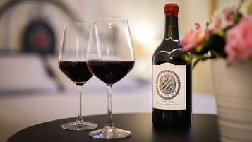 Une bouteille de vin et deux verres à vin sur une table.