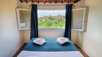 Exclusive-Zimmer, Stadtblick | Hochwertige Bettwaren, Schreibtisch, laptopgeeigneter Arbeitsplatz