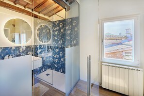 Shower, rainfall showerhead, hair dryer, bidet - I merli di Ada (Siena)