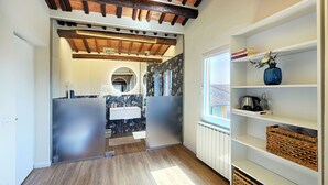 Una cocina moderna con techo de madera, horno empotrado y ventana con vista a la ciudad.