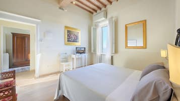 Luxury-Zimmer | Hochwertige Bettwaren, Schreibtisch, laptopgeeigneter Arbeitsplatz