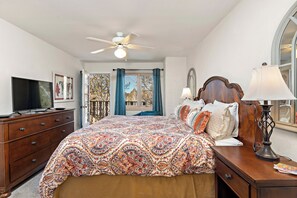 2 bedrooms, desk, iron/ironing board, free WiFi - Fort Marcy 88 | Walk to Plaza | Kiva Fireplace | Full Kitchen | Hot Tub | Pool | 2 Levels (Santa Fe)