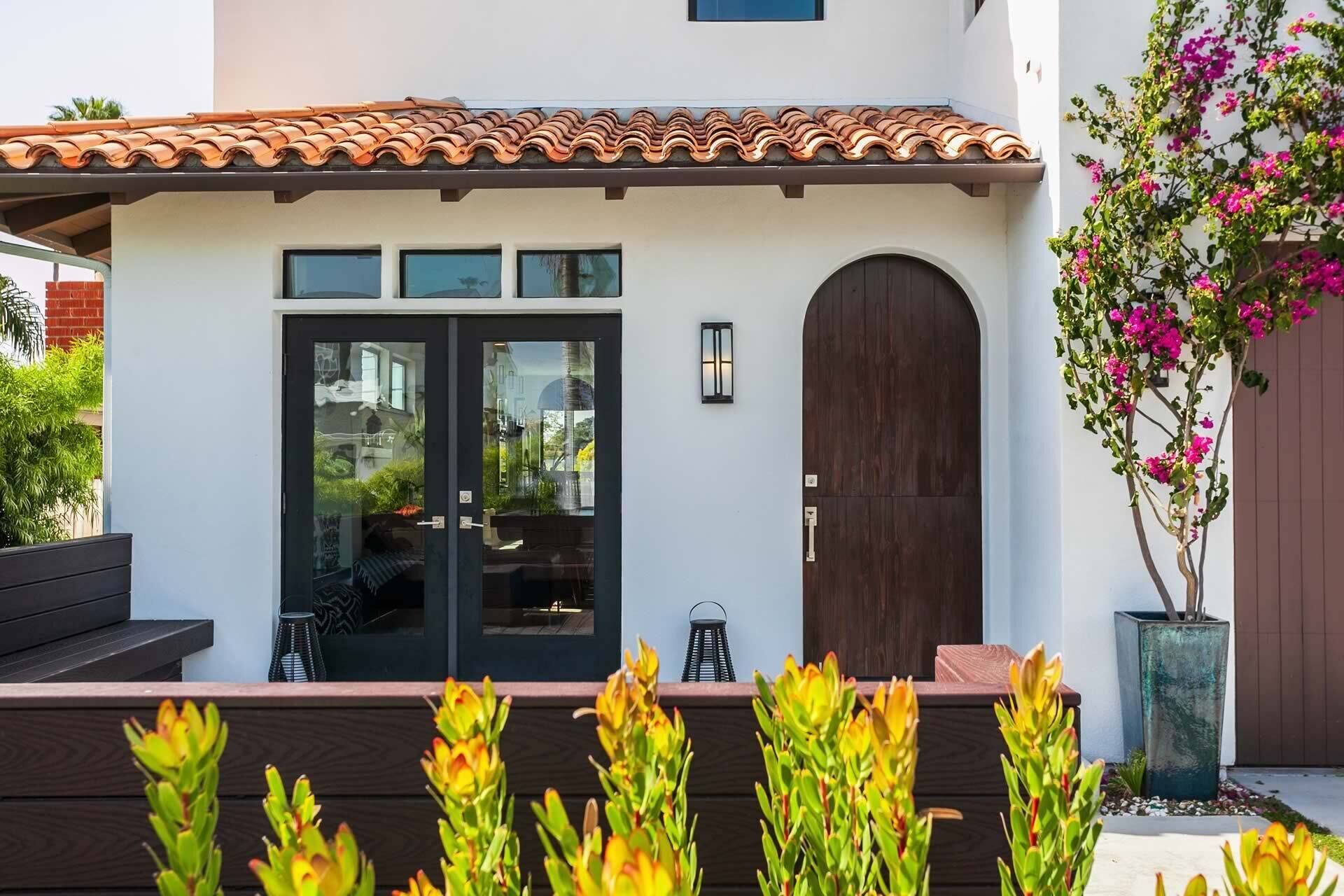 Sleek summer beach house - walking distance to beach, dining, shops