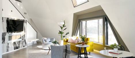 Smart TV, books, stereo