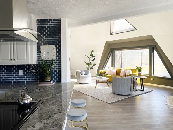 Smart-TV, bøker og stereoanlegg