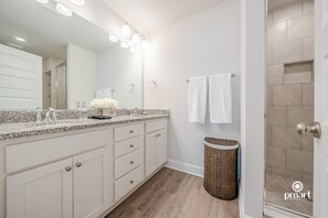 Ensemble douche/baignoire, sèche-cheveux, serviettes fournies, savon