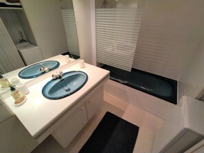 Baignoire, sèche-cheveux