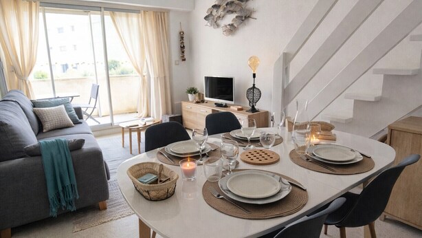 Un salon moderne avec un coin repas aménagé pour prendre un repas.