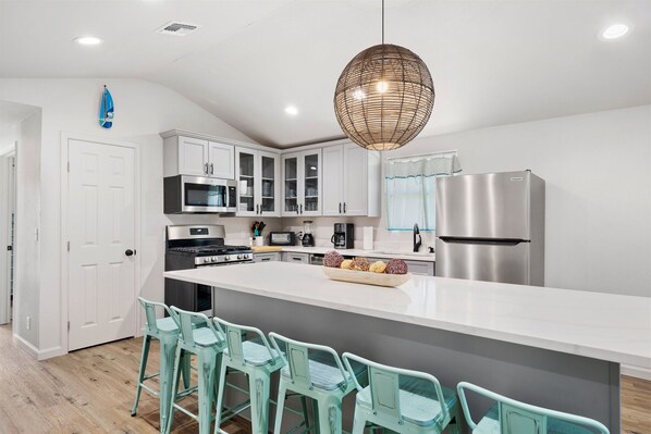 冷蔵庫、電子レンジ、オーブン、コンロ