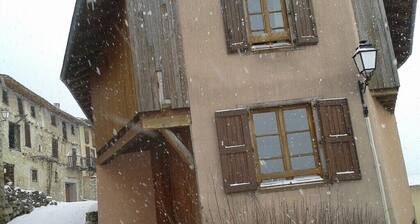 Gite on 2 levels, in authentic village, in Cathar country near Montségur.