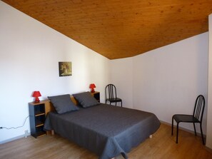 2 bedrooms, desk, iron/ironing board, free WiFi
