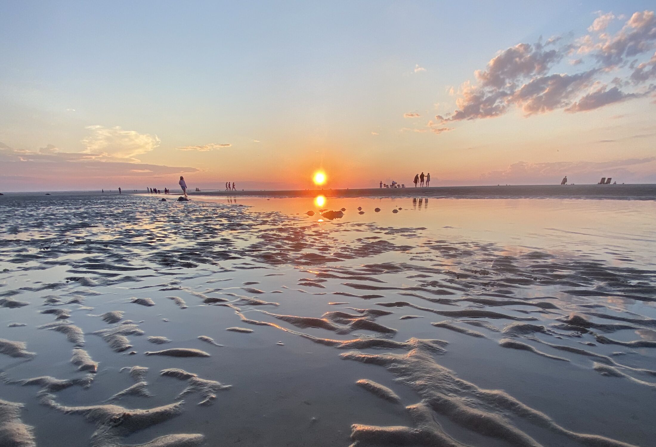 Beach nearby, sun-loungers, beach towels