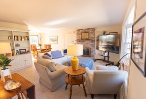 Smart TV, fireplace