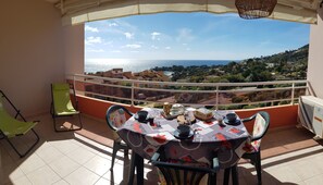 Outdoor dining - Large luxury studio by the sea (Ajaccio)